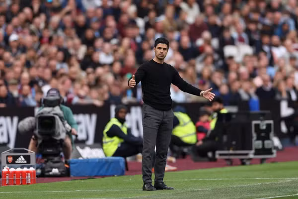 Luiz encourages Arteta to stay optimistic and believes Arsenal has the potential to win the Premier League.